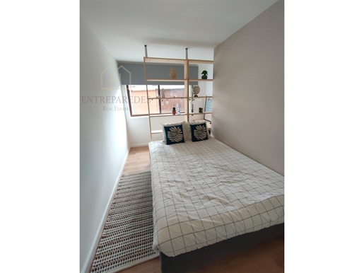 Nuevo apartamento reformado y amueblado de 1 dormitorio con parking en venta en Leça da Palmeira, Ma