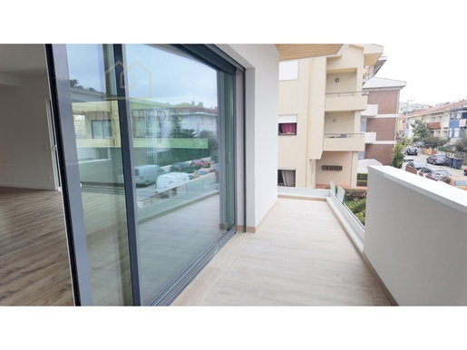 2 bedroom flat, 2 fronts with balcony and garage, Ramalde, Porto to buy