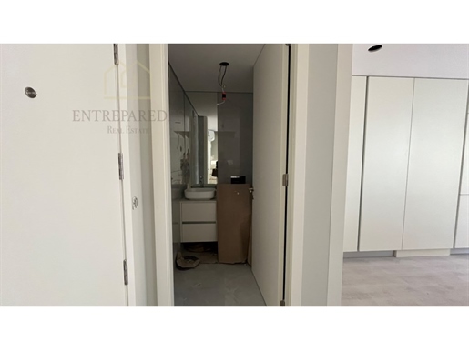 Achetez un appartement en duplex de 2 chambres avec garage dans le centre de Matosinhos, prêt à emmé