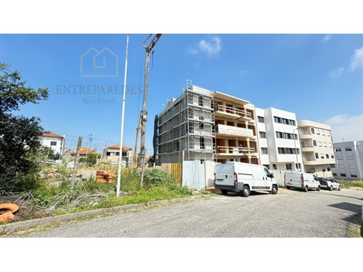 Apartamento de 3 dormitorios en construcción en Oliveira do Douro - con buenos acabados y precio atr