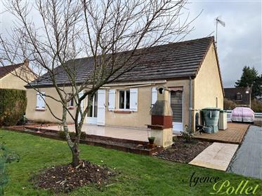 Single storey house, attached garage, enclosed garden
