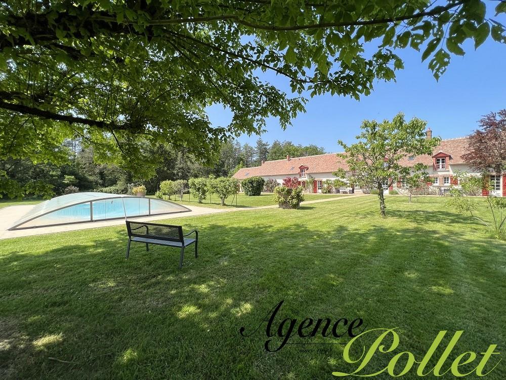Property 1ha: house 290 m², outbuildings, swimming pool, pond