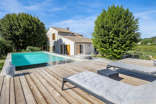 Charming restored Provençal farmhouse with swimming pool and vie