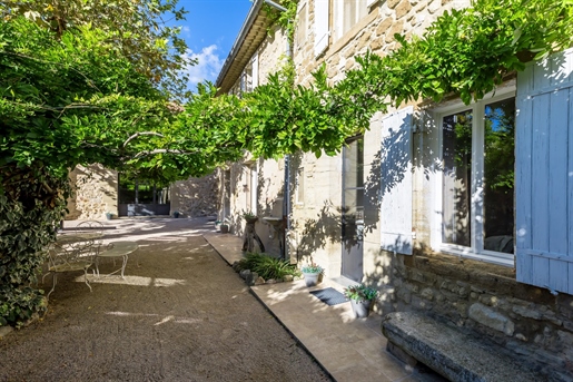 Charmant stenen huis met gîtes en zwembad te koop in Beaumes De