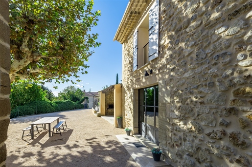 Charmant stenen huis met gîtes en zwembad te koop in Beaumes De