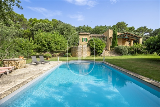 Unieke Provençaalse woning met zwembad te koop in Mondragon