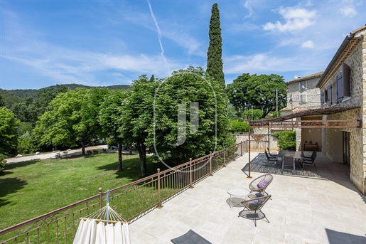 Magnificent Provençal property with view for sale near Vaison-La