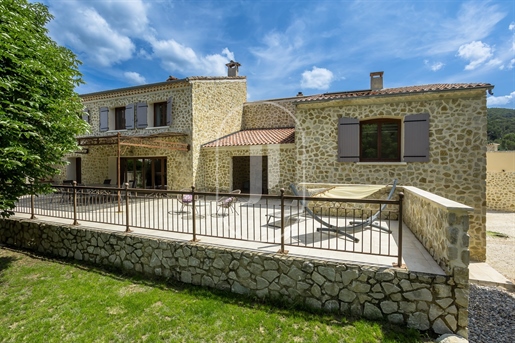 Magnificent Provençal property with view for sale near Vaison-La