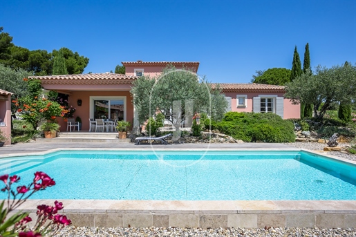 Exceptional Provençal villa with landscaped garden and pool for