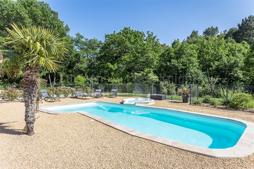 Encantadora propiedad con piscina en venta en Buisson