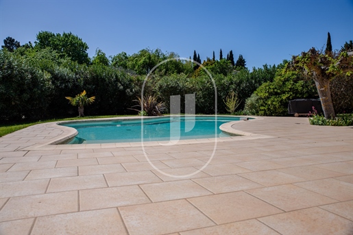 Schöne provenzalische Villa mit Pool zum Verkauf in Mornas