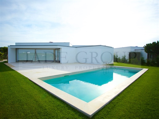Villa from Siza Vieira V4 with swimming pool inserted in a condominium with Golf