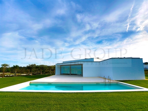 Moradia Siza Vieira V4 com piscina inserida em condomínio com Golf