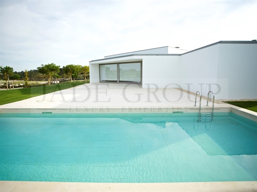 Moradia Siza Vieira V4 com piscina inserida em condomínio com Golf
