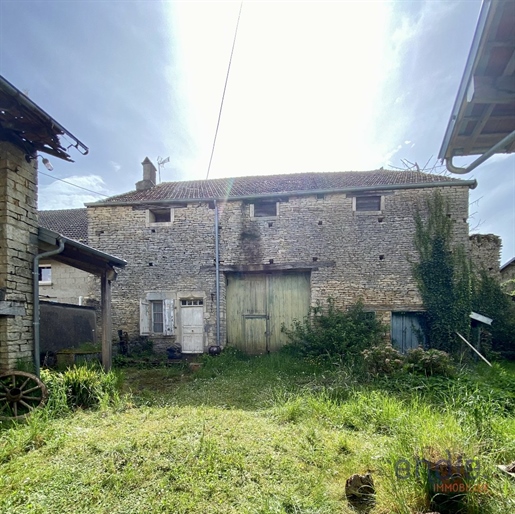 Charme authentique : ancienne ferme à rénover, votre prochain projet de vie à 45 minutes de Dijon
