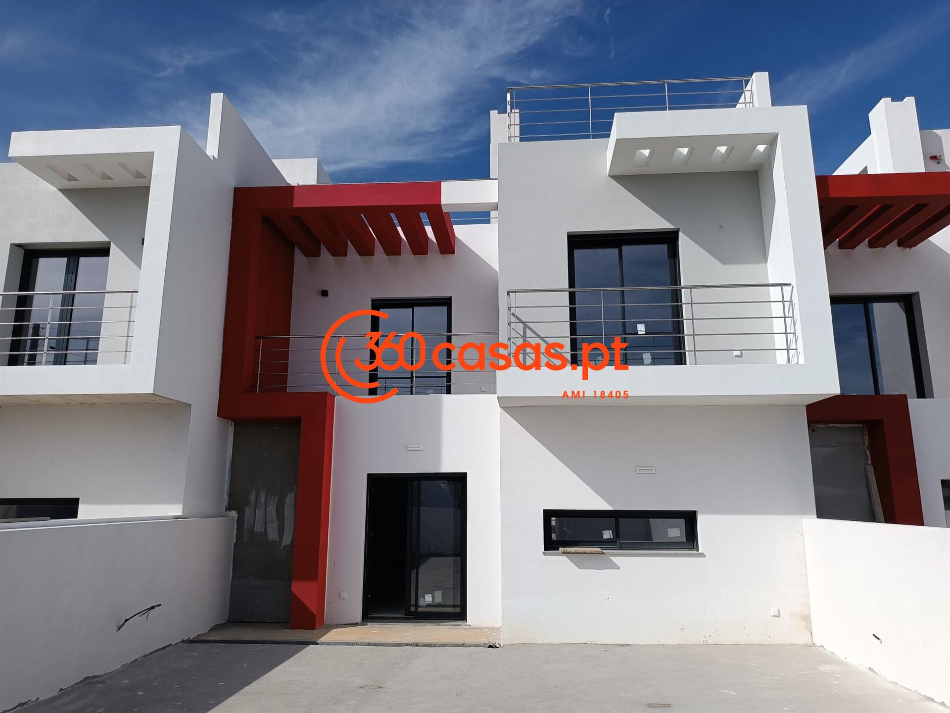 4 bedroom house with parking space, basement and rooftop in Quelfes, Olhão
