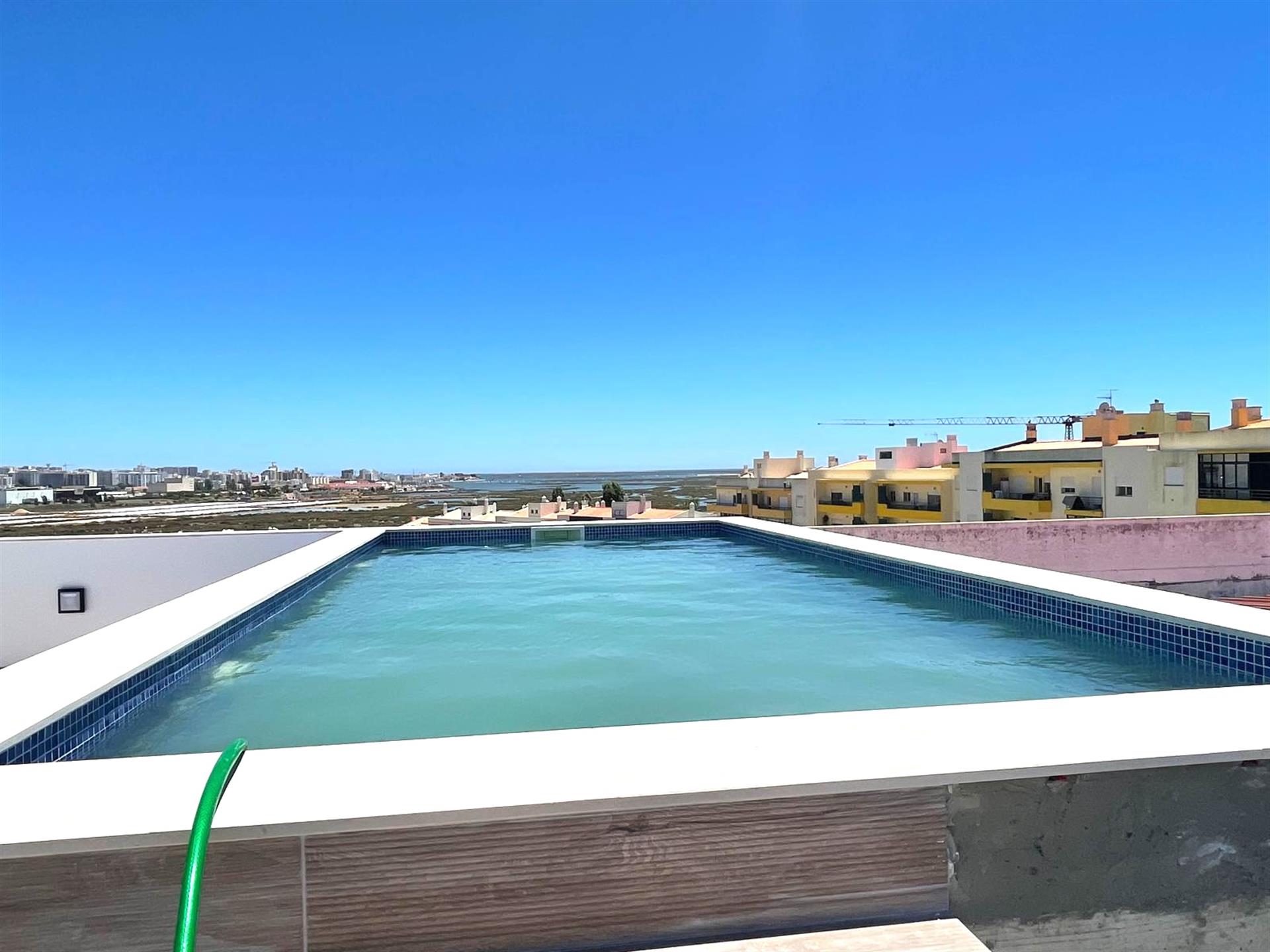 Nouveau penthouse de 3 chambres avec piscine privée, garage box et vue sur la Ria Formosa au Monténé
