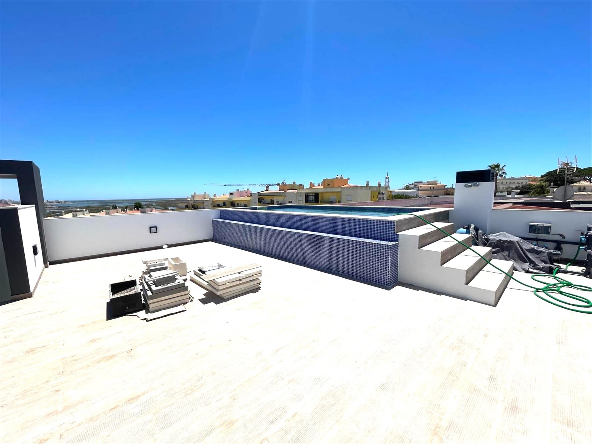 Nouveau penthouse de 3 chambres avec piscine privée, garage box et vue sur la Ria Formosa au Monténé