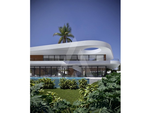 Villa mit 4 Schlafzimmern im Bau: Ein luxuriöses Refugium mit Panoramablick auf das Meer