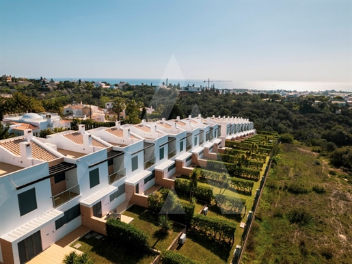 Villas jumelées, typologie T3, en copropriété privée, avec piscine et vue sur la mer, à Albufeira.