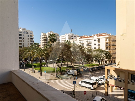Appartement de 2 chambres situé à côté du centre de Quarteira et à 500m de la plage