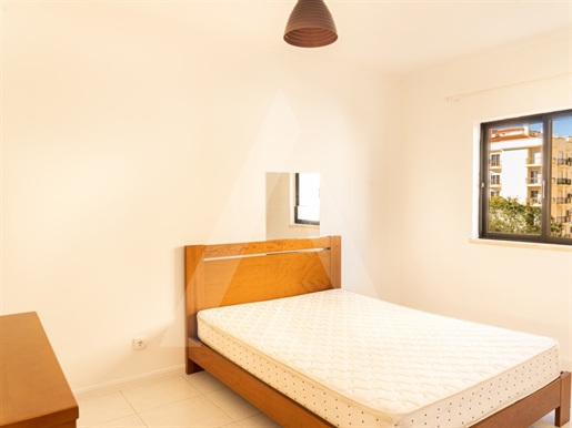 Apartamento de 2 dormitorios situado junto al centro de Quarteira y a 500m de la playa