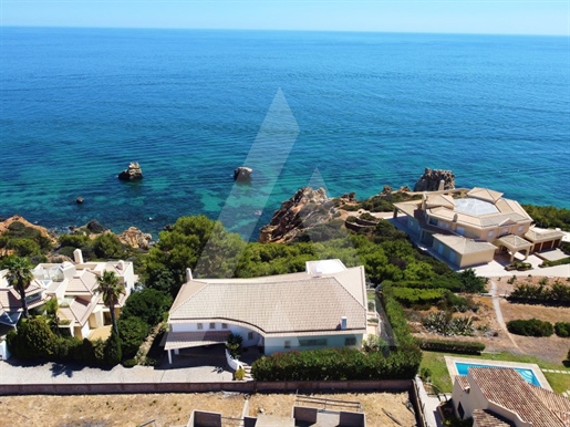 Exclusive 4 bedroom villa on top of the cliffs in the first line of the sea