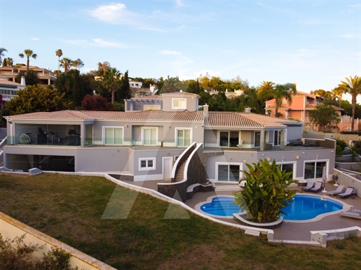 Onafhankelijke, moderne villa met uitzicht op de zee.