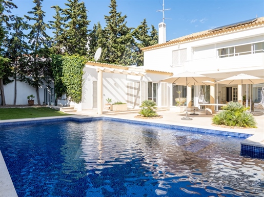 Magnificent 6 bedroom villa located in the central area of Albufeira