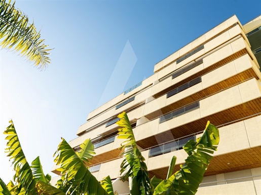 Luxury 1+1 apartment in the Aquamar Building next to the famous Vilamoura Marina.