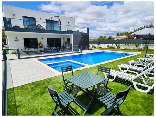 Villa mit 5 Schlafzimmern, Pool und luxuriösen Oberflächen - Wohnen Sie mit Pracht in Almancil!