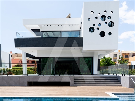 Villa de lujo de 4 dormitorios con vistas al golf en Vilamoura con ubicación Premium!