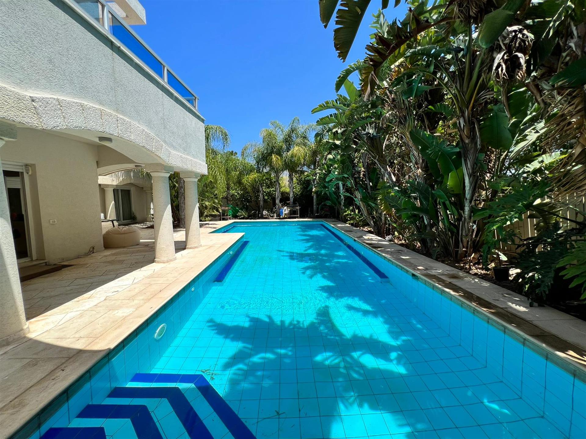 Very spacious house with swimming pool in a haven of peace