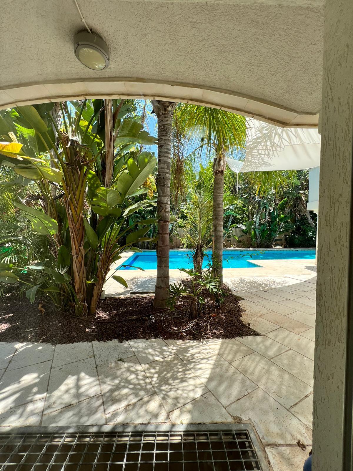 Very spacious house with swimming pool in a haven of peace