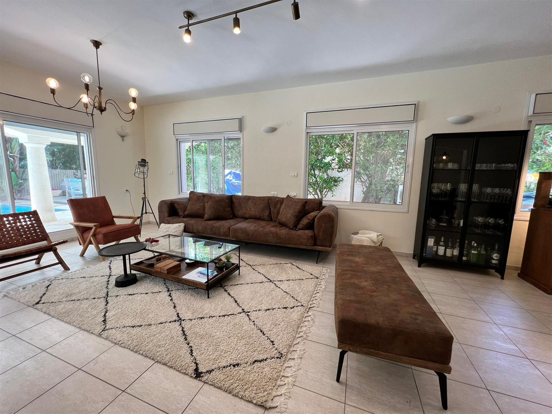 Very spacious house with swimming pool in a haven of peace