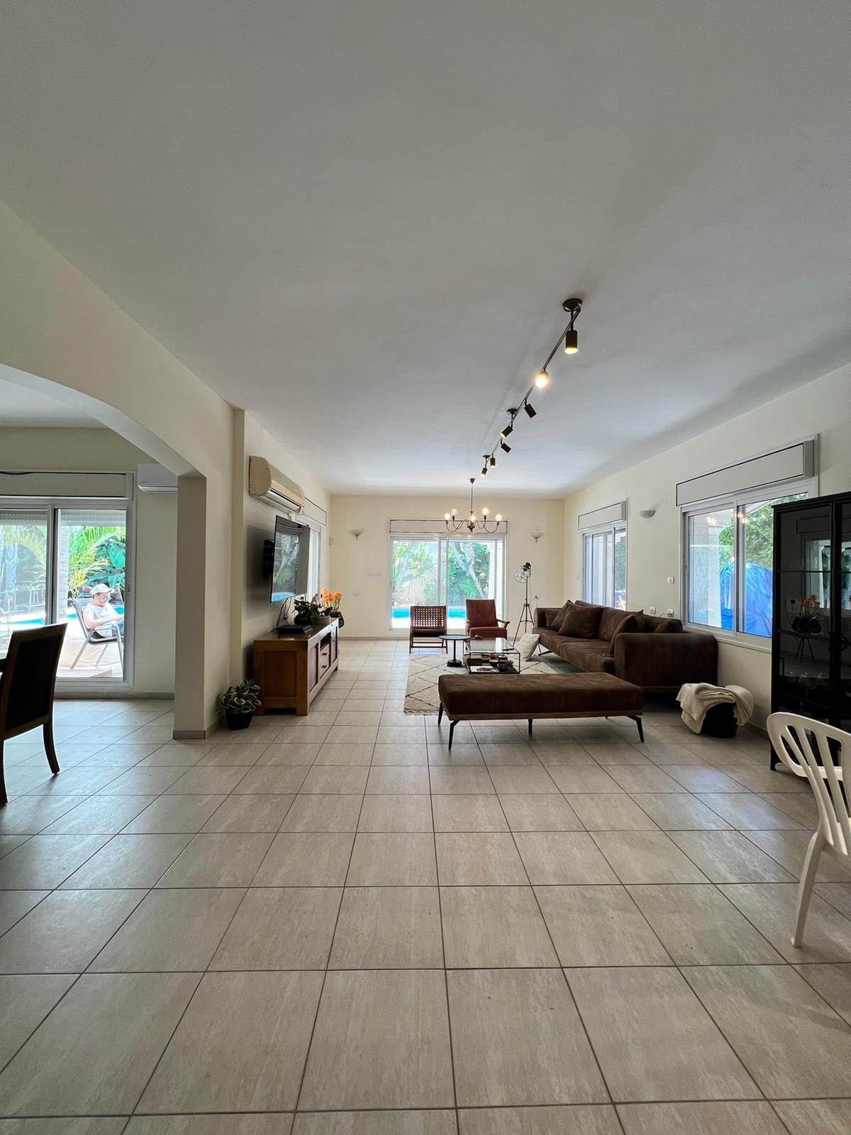Very spacious house with swimming pool in a haven of peace