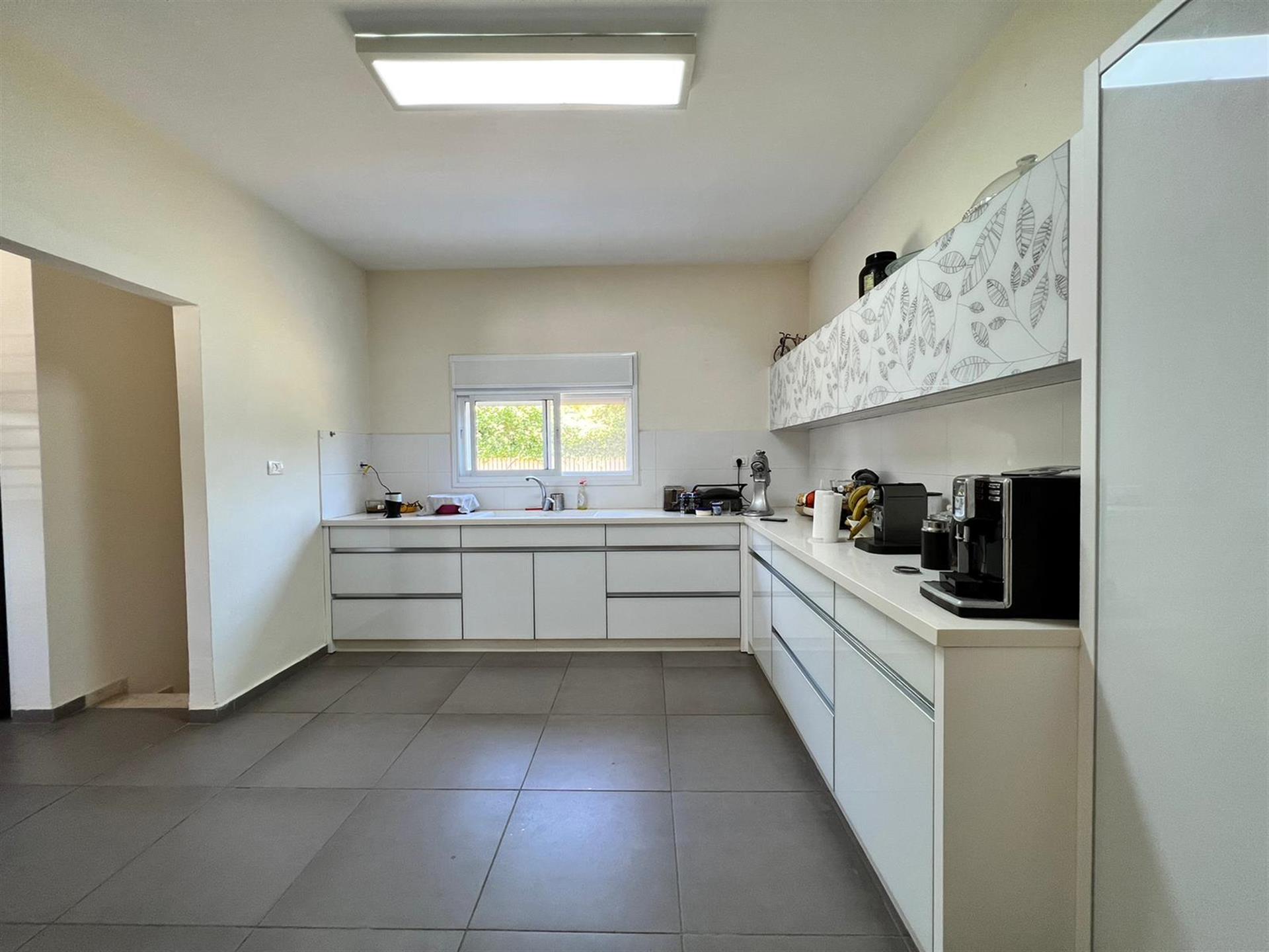 Very spacious house with swimming pool in a haven of peace
