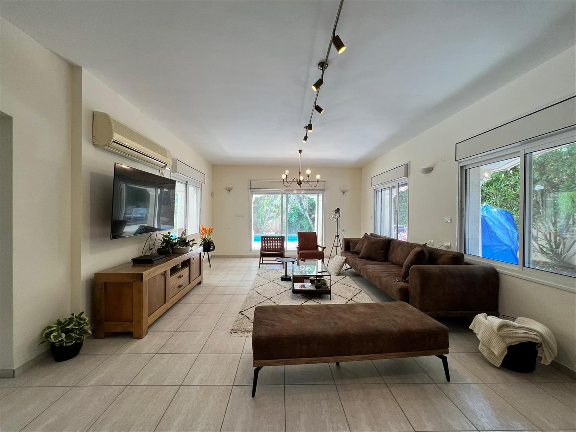 Very spacious house with swimming pool in a haven of peace