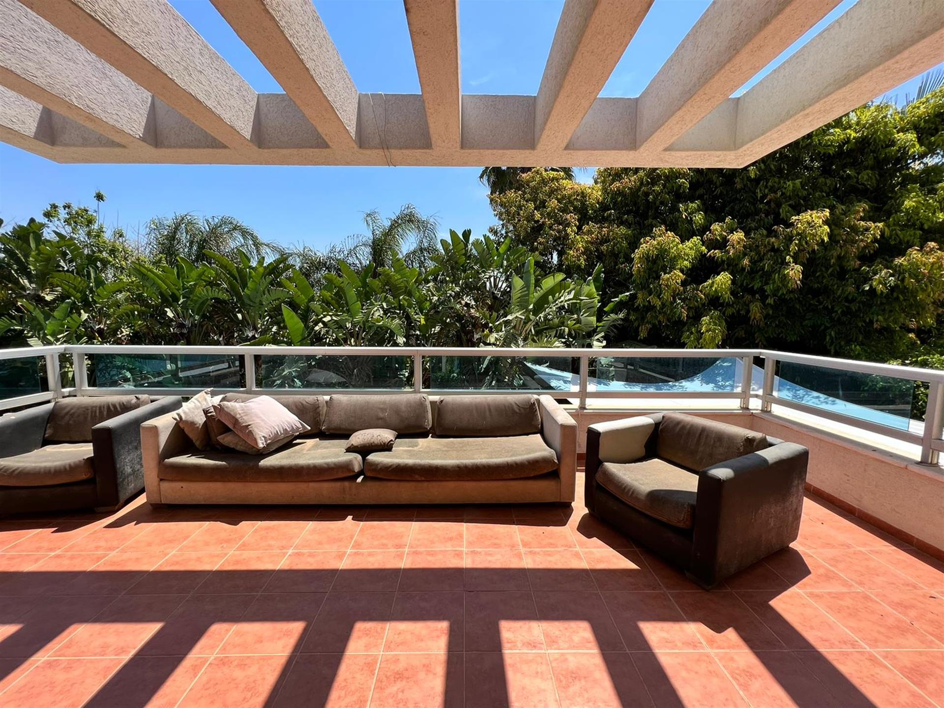 Very spacious house with swimming pool in a haven of peace