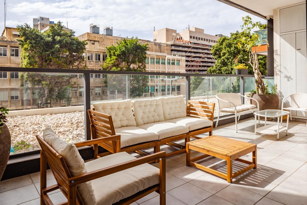 For Sale - Garden Apartment in Gindi Tlv - Gindi Low Towers - 4 Room Apartment - 6.8 Million Nis