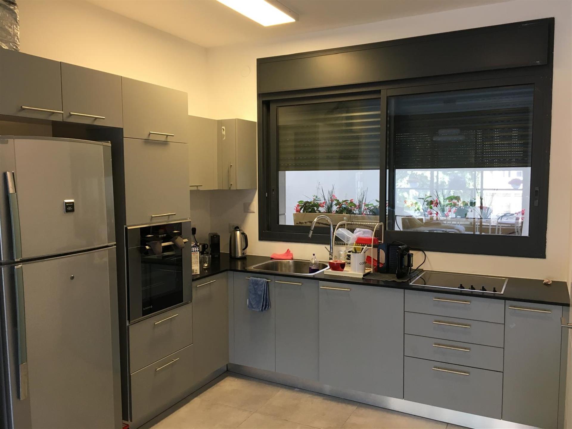 For Sale - Garden Apartment in Gindi Tlv - Gindi Low Towers - 4 Room Apartment - 6.8 Million Nis