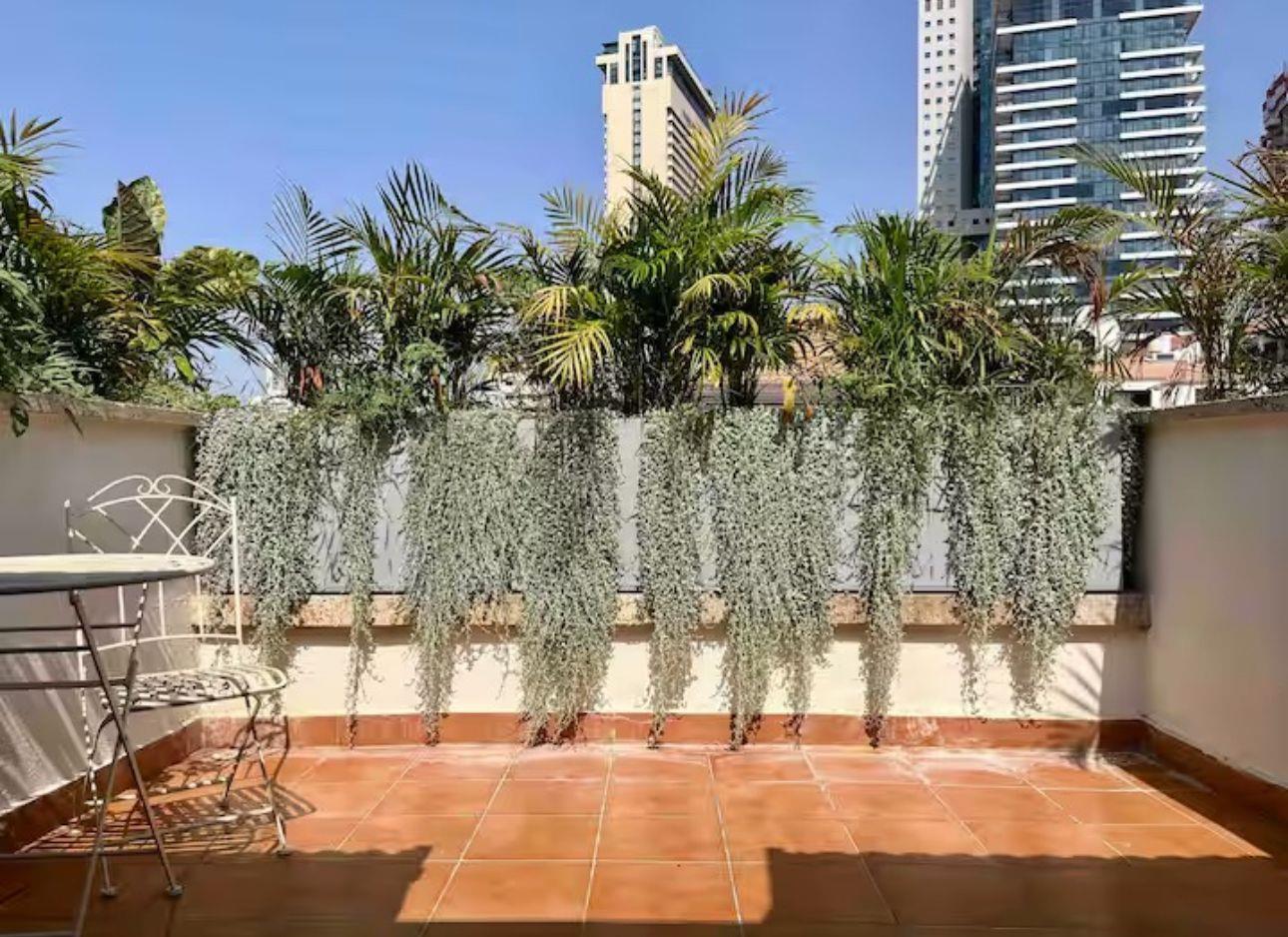 At  simtat HaHermon 4, Tel Aviv 