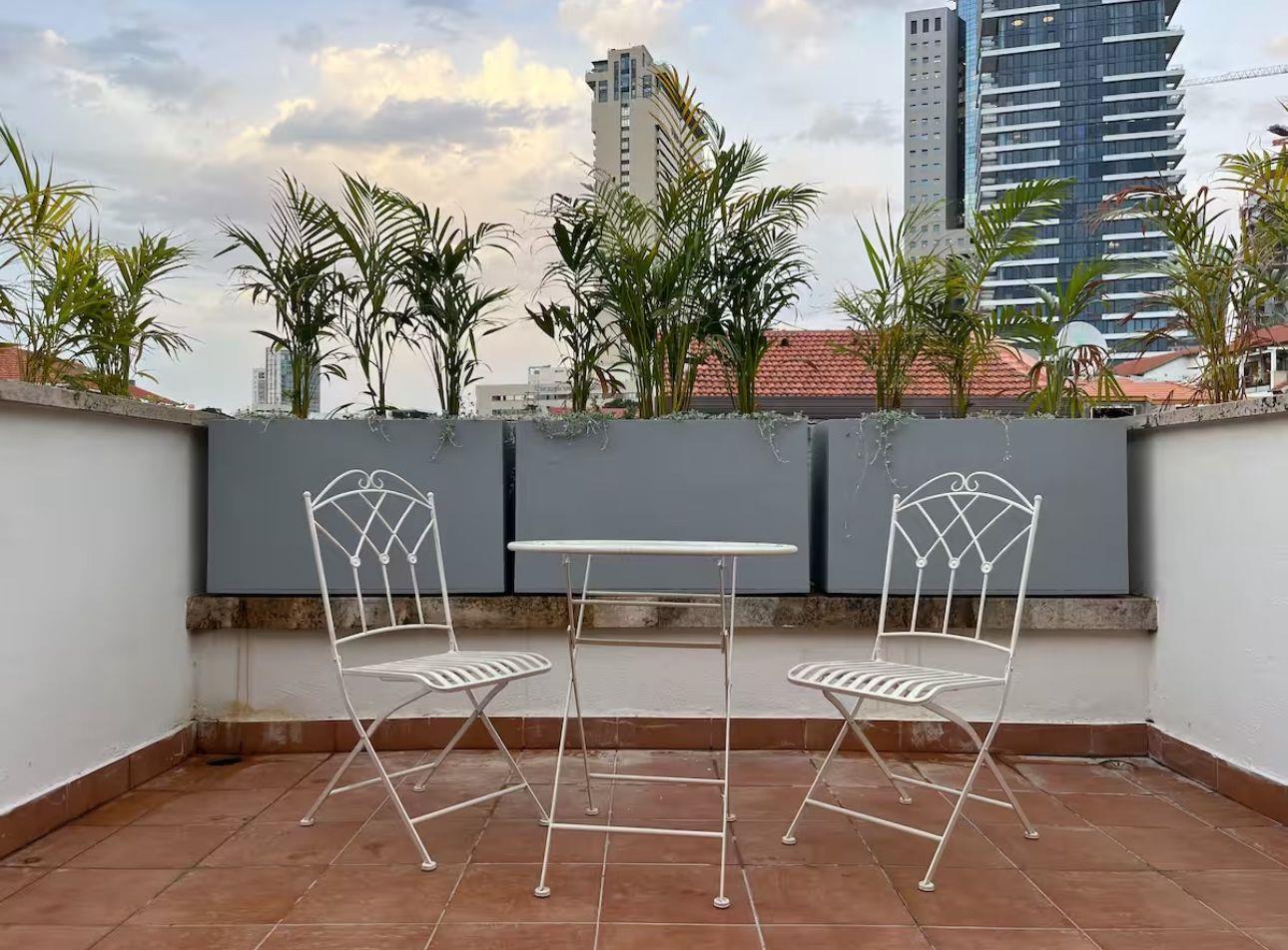 At  simtat HaHermon 4, Tel Aviv 