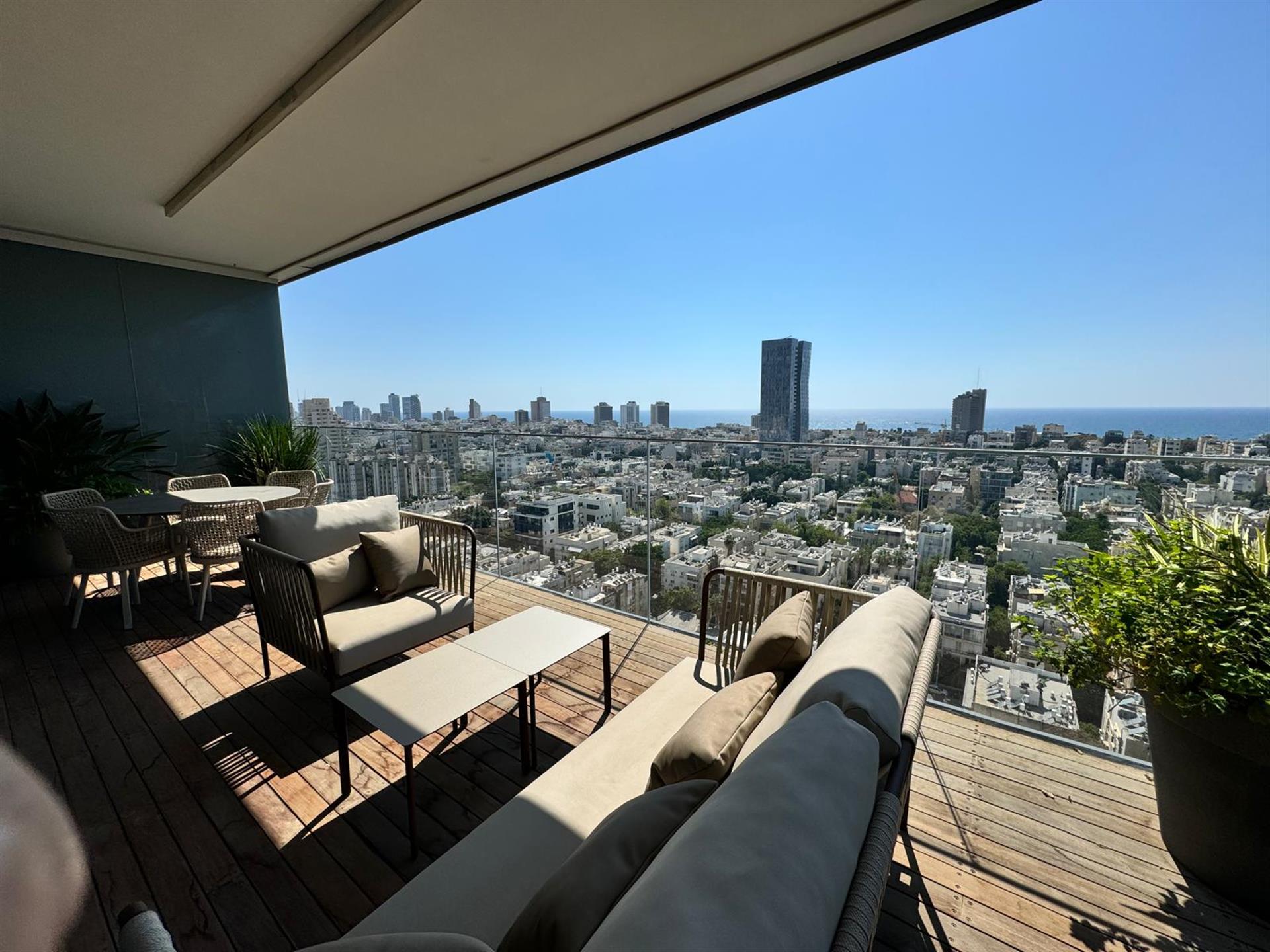An Luxury apartment in the prestigious Assuta tower 