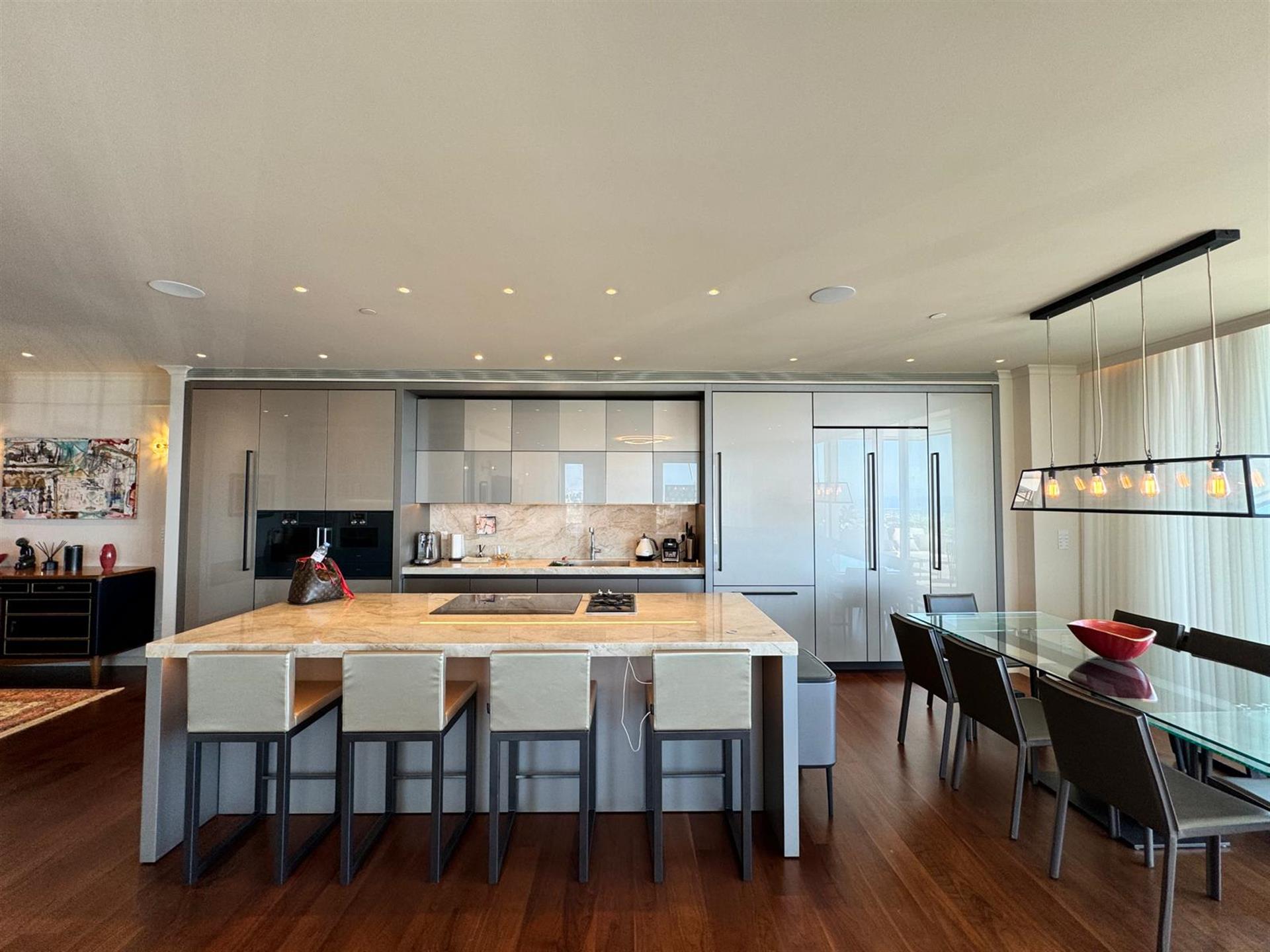 An Luxury apartment in the prestigious Assuta tower 