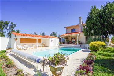 Villa met 4+1 slaapkamers in goede staat met verwarmd zwembad, terras, overdekt balkon, barbecue, t