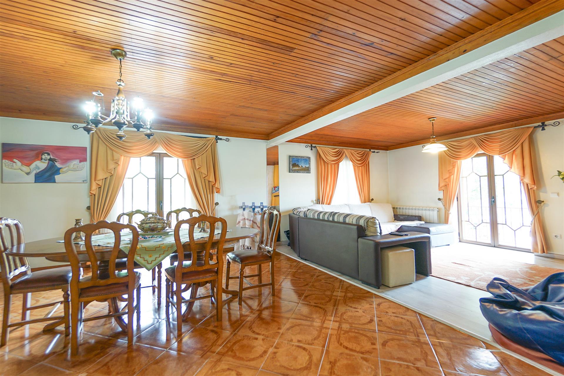 Spacious traditional 5 bedroom villa with terrace, swimming pool, covered barbecue, garden, garage 