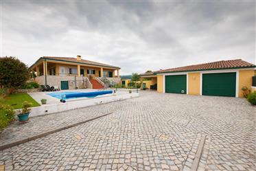 Moradia terrea T3 com varandas cobertas, terraço,piscina,churrasco coberta,jardim e garagem dupla nu