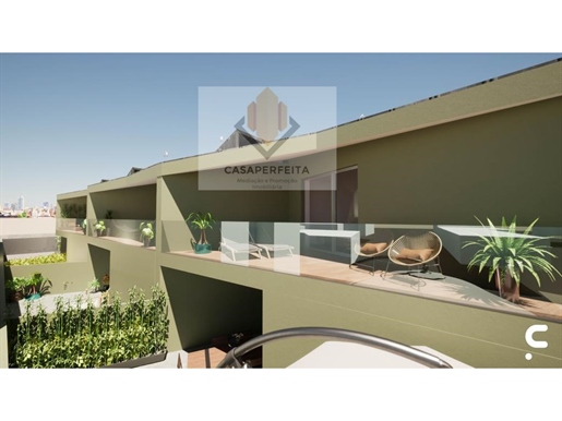 Moradia V4 de 3 Frentes em Condomínio de Luxo com Piscina e Jardins - Praia de Salgueiros
