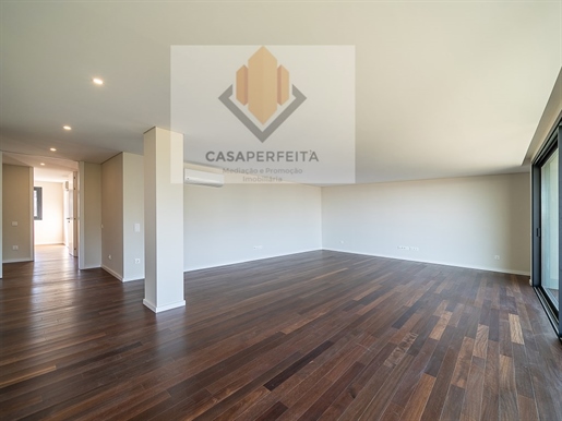 New T4 Apartment with excelent areas - Canelas